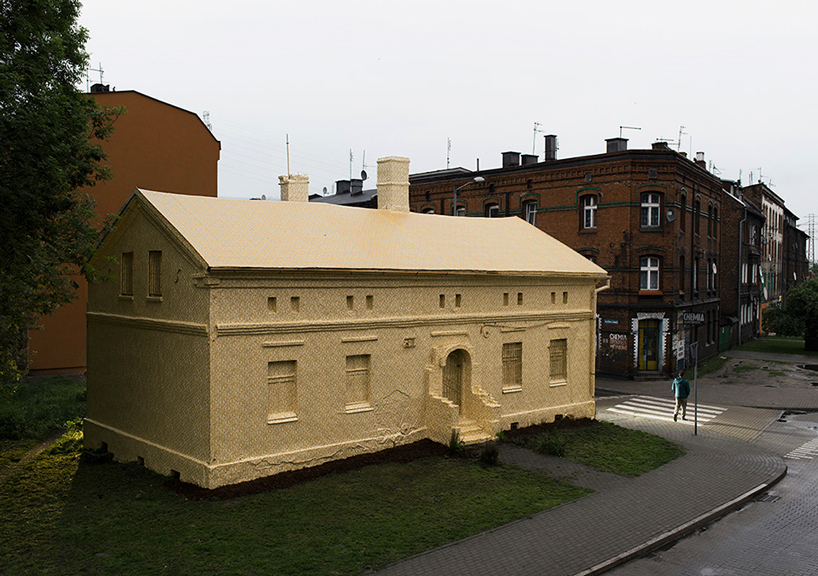 Историческое здание в Польше оклеили снаружи золотыми обоями