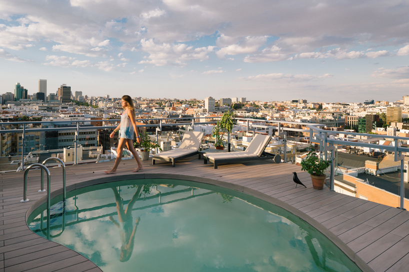 Обновленный дизайн квартиры в Мадриде с бассейном на крыше
