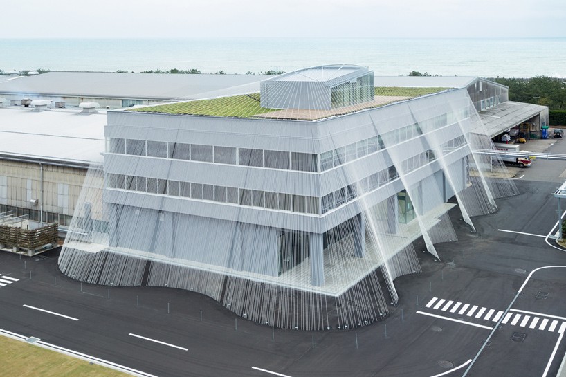 Офисное здание в Японии перевязанное карбоновыми тросами