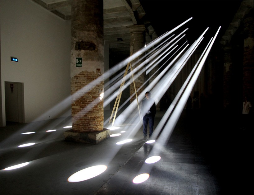 Инсталляция имитирующая лучи света