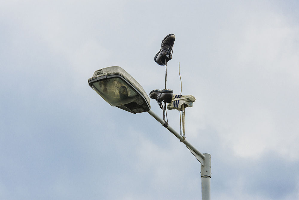 Уличная инсталляция кроссовок «свисающих» вверх