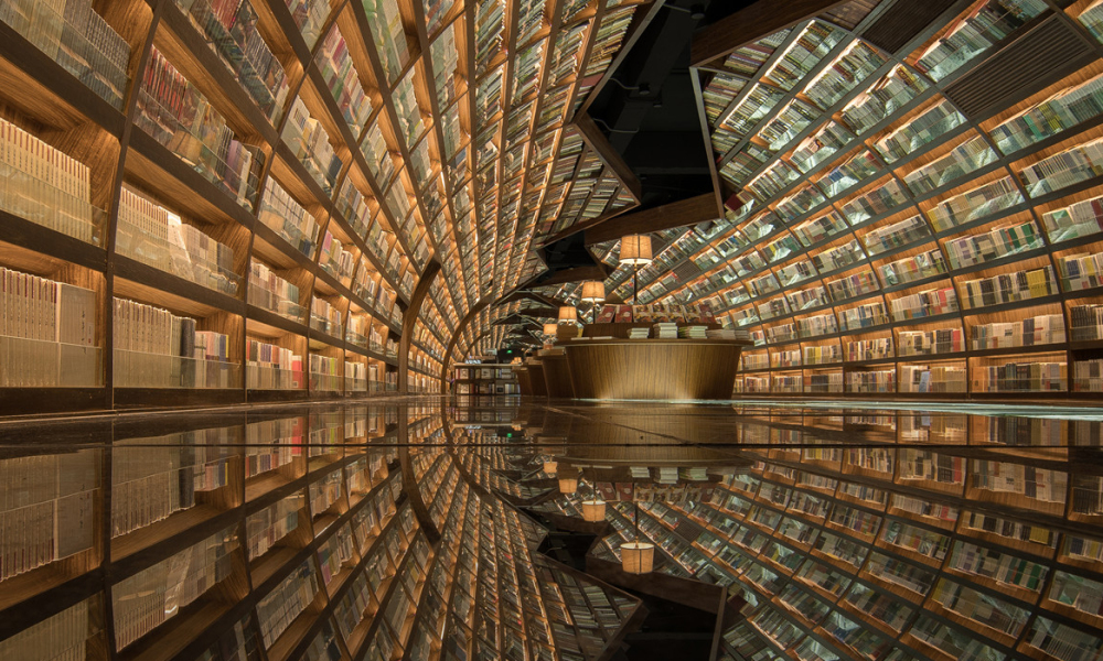 Книжный магазин с черным зеркальным полом в Китае