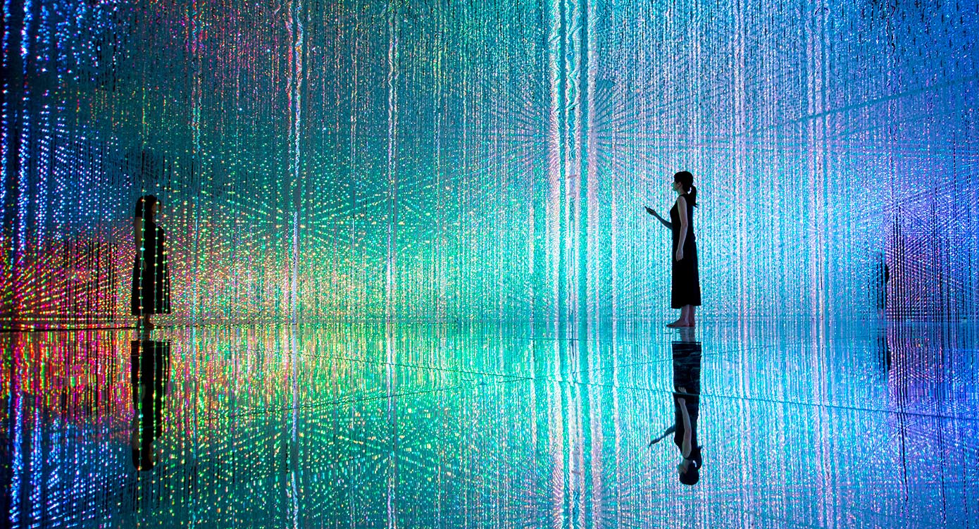 Атмосферная выставка цифрового искусства в Токио