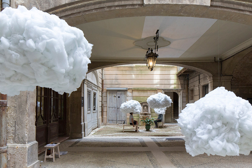 Инсталляция «Витать в облаках» во Франции