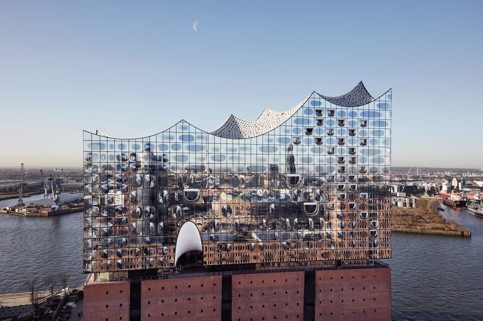 Грандиозное здание филармонии в Гамбурге почти завершено