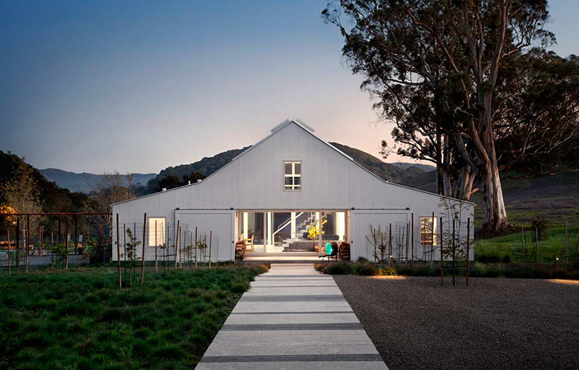 Современный дом с сельской эстетикой на ранчо в Калифорнии