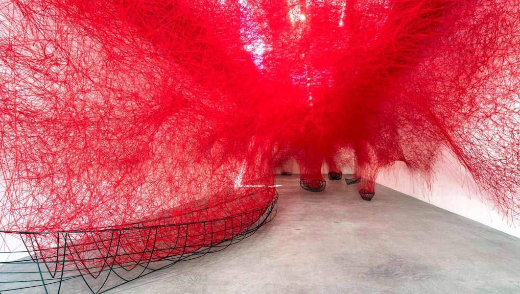Инсталяция из пряжи в виде нейронов от Chiharu Shiota
