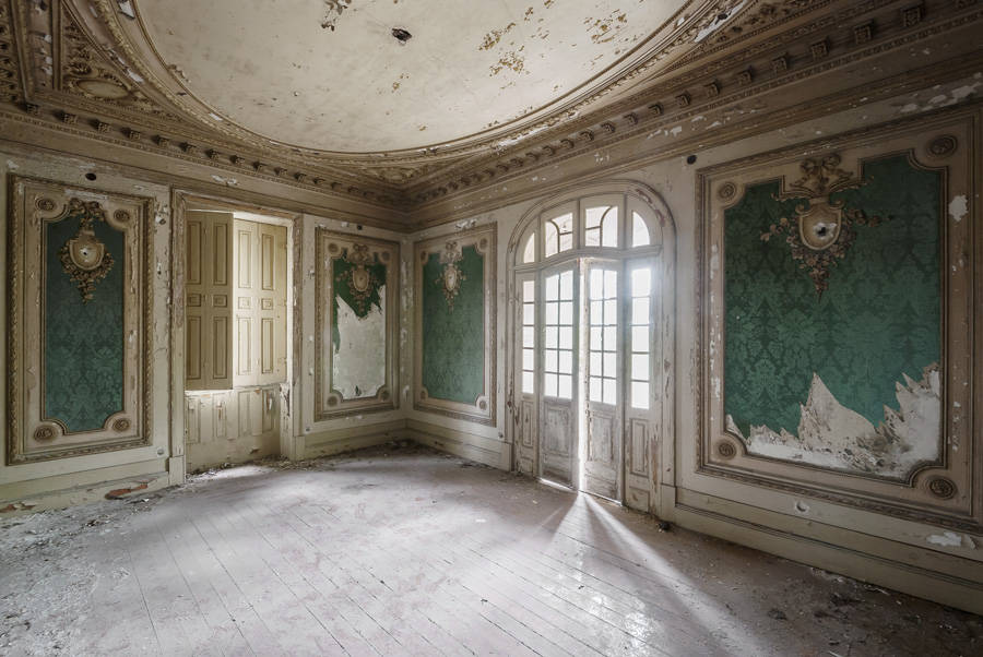 Интерьеры заброшенных дворцов в Европе