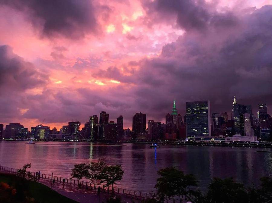 Пурпурное небо над Нью-Йорком