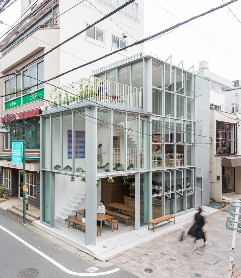 Ресторан со стеклянным фасадом на углу улицы в Японии