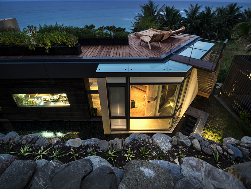 Дом среди камней на берегу океана в Тайване