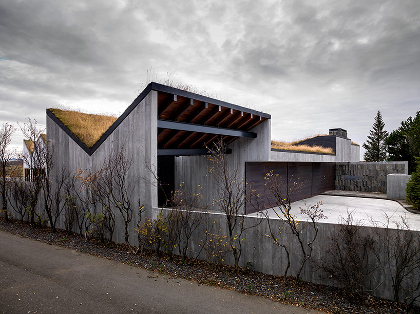 Дом со скатной крышей в Исландии