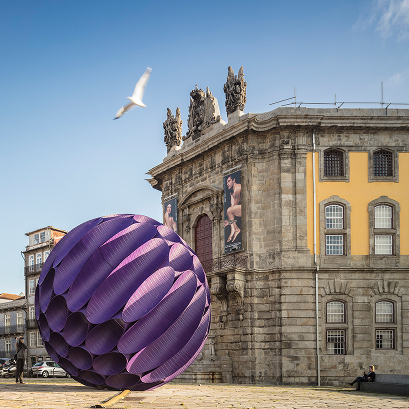 Необычная инсталляция в центре Порто