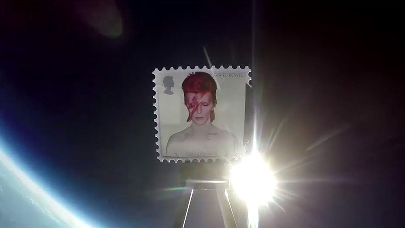 Марки с изображением Дэвида Боуи запустили в космос