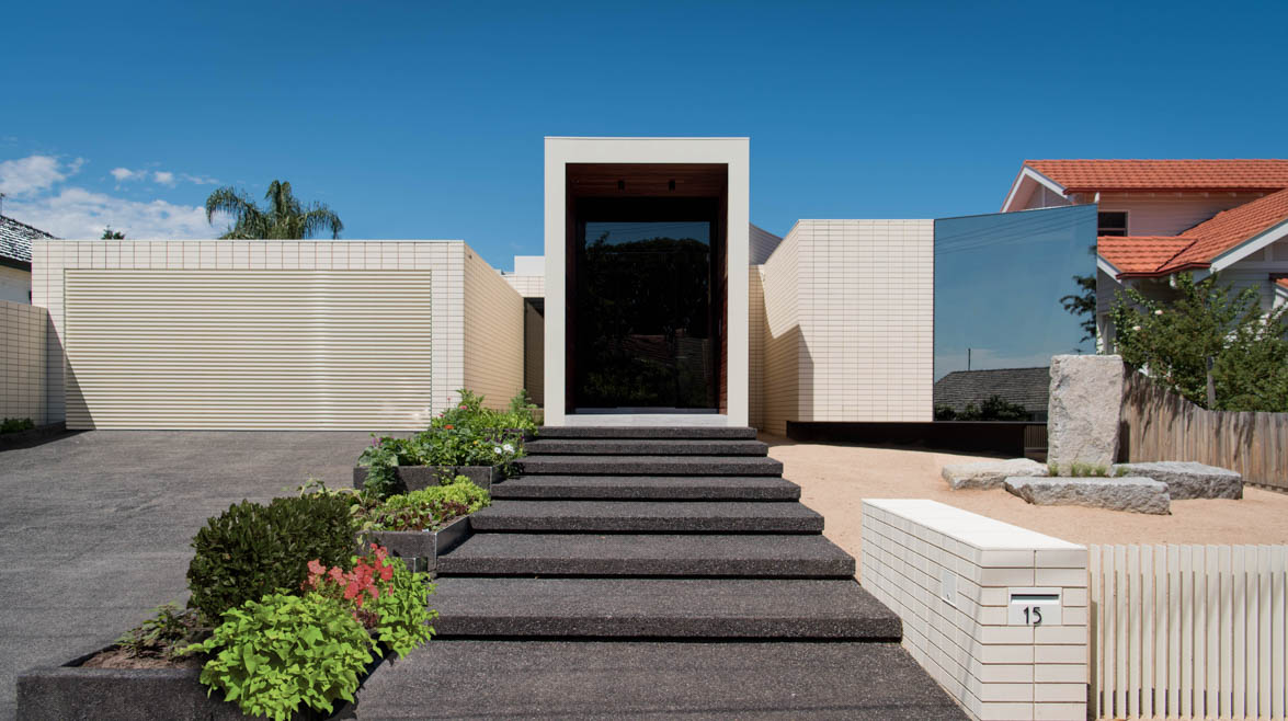 Частный дом олицованный белой плиткой в Австралии