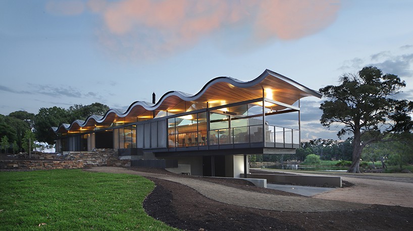 Дом с волнистой крышей в Австралии