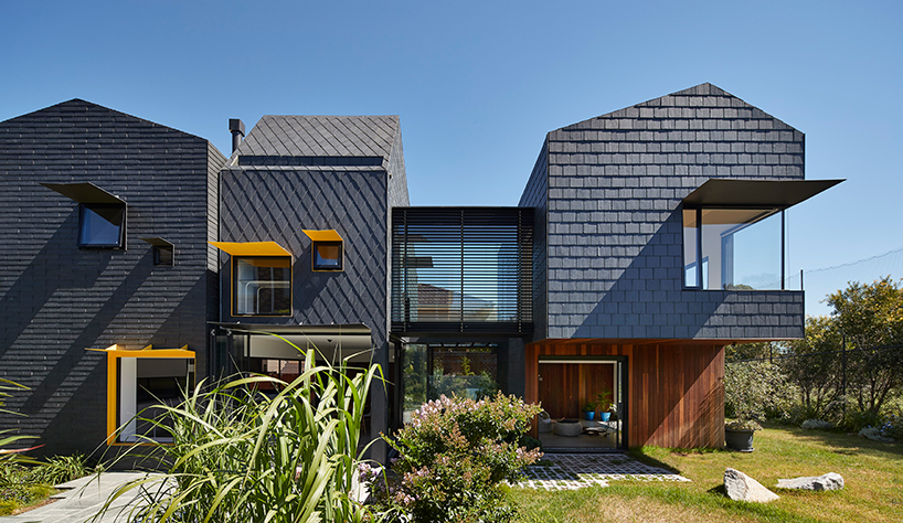 Семейный дом облицованный черным шифером в Австралии