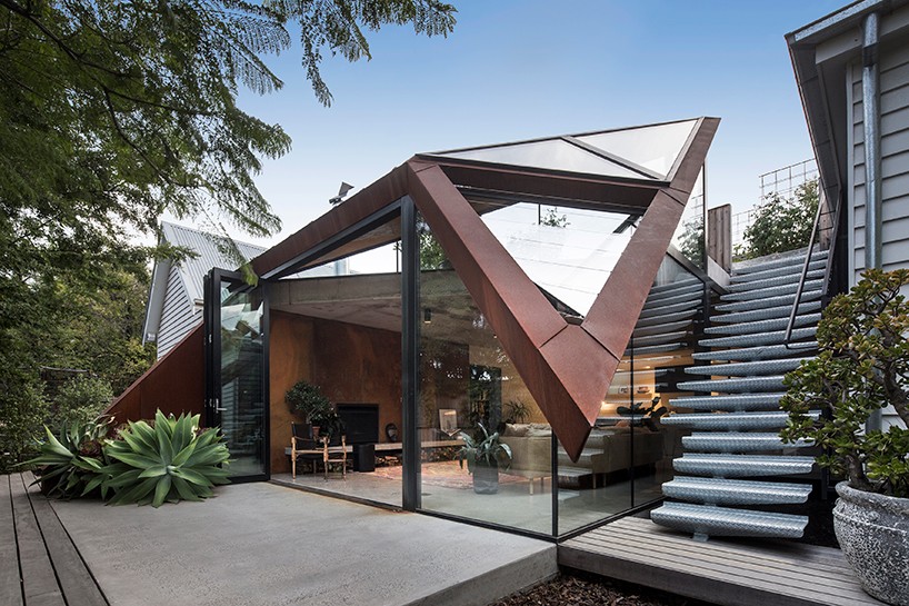 Расширение для дома с геометрической крышей в Мельбурне