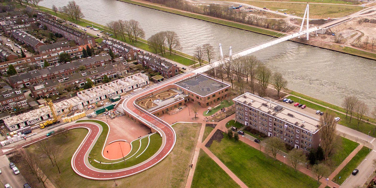 Велодорожка проходящая через крышу школы в Голландии