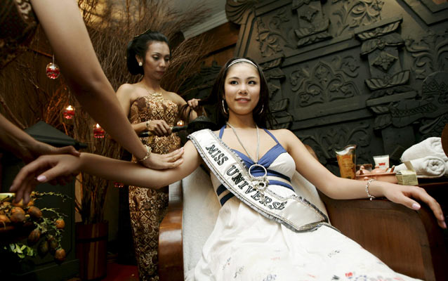 Рийо Мори Riyo Mori готовится к финалу конкурса красоты Miss Indonesia