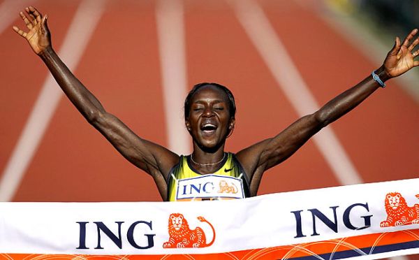 кенийская бегунья Magdaline Chemjor выиграла марафон в Амстердаме