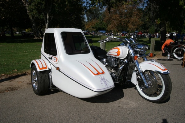 белый мотоцикл
