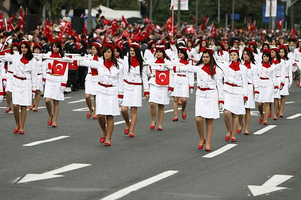 женщины военные на параде в турции