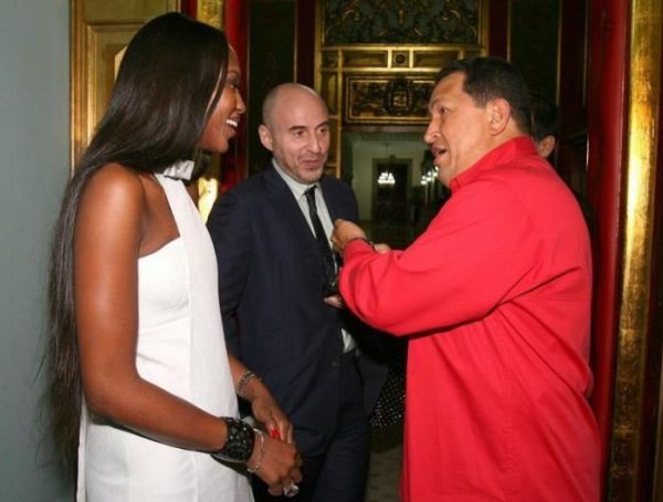 hugo chavez meets naomi campbell - уго чавес принял наоми кэмпбелл в приватной обстановке