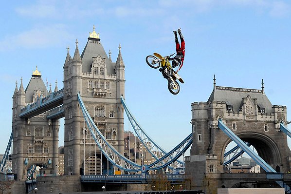 каскадерский трюк экстремальный мотоспорт - crusty demons tower bridge extreme moto stunt