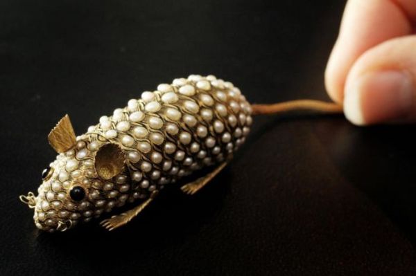 christie's auction jewelry - precious mouse in diamonds