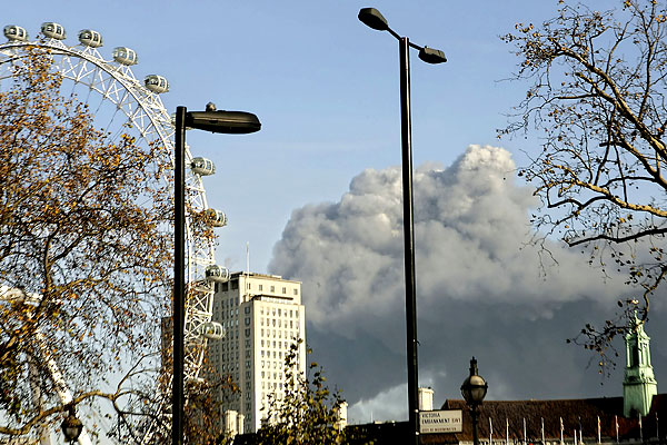 Небо Лондона закрыл черный дым
