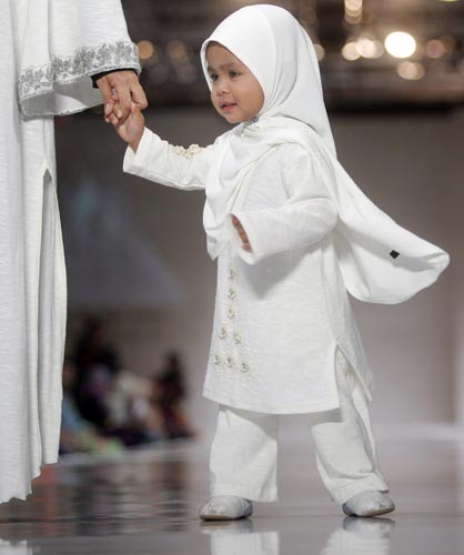 дети тоже принимали участие в показе исламской моды в куала-лумпур