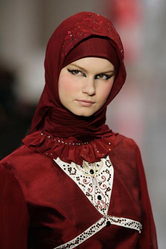 яркие цвета на фестивале исламской моды - vivid colours - модельер Datin Noor