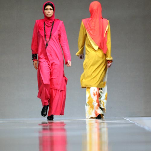 малазийские девушки на показе исламской моды