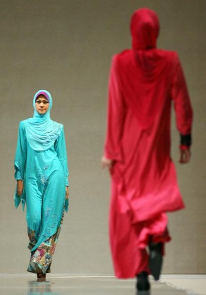 malaysian models at islamic fashion festival