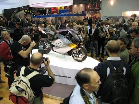 Электрический мотоцикл Vectrix Electric Superbike позирует перед журналистами