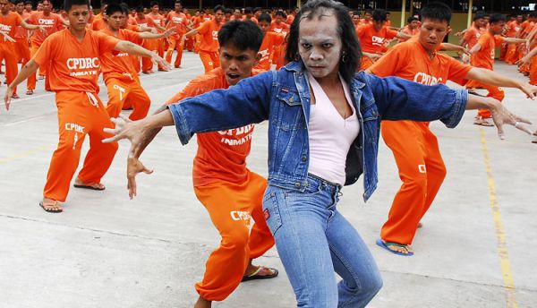 танцующие заключенные из филиппинской тюрьмы