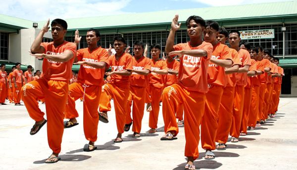 prison_dancers04.jpg
