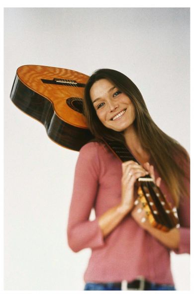 carla bruni smiling with guitar