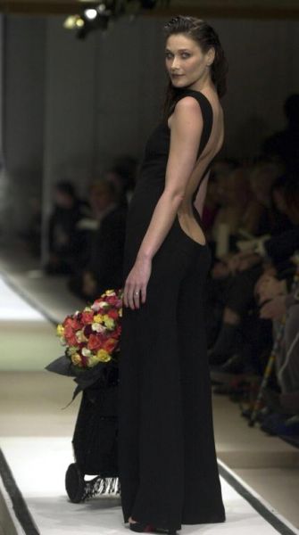 supermodel carla bruni catwalk карла бруни на подиуме