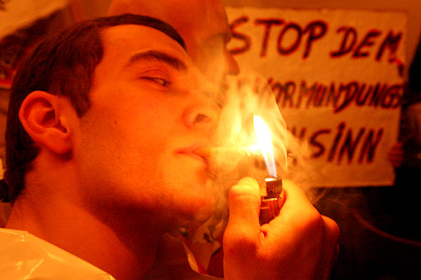 протест против законов запрещающих курить в германии