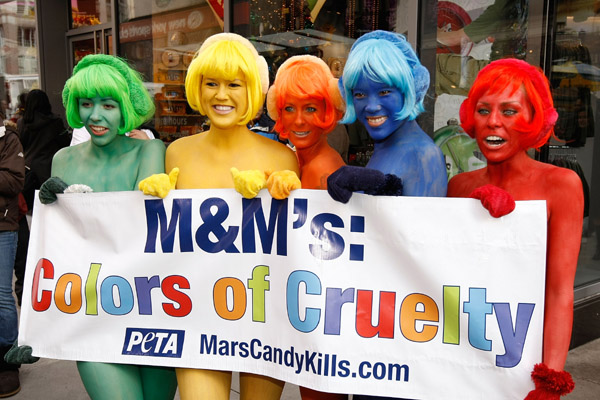 постер гласит m&m's цвета жестокости colors of cruelty 