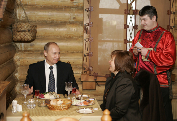 Владимир Путин с супругой Людмилой Путиной обедают в ресторане Ермак после голосования