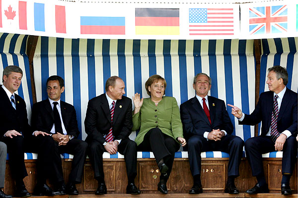 Президент РФ Владимир Путин вместе с лидерами Большой Восьмерки на саммите G8 в Германии