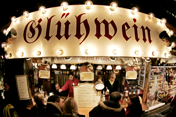 Продажа глинтвейна на рождественской ярмарке в Мюнхене