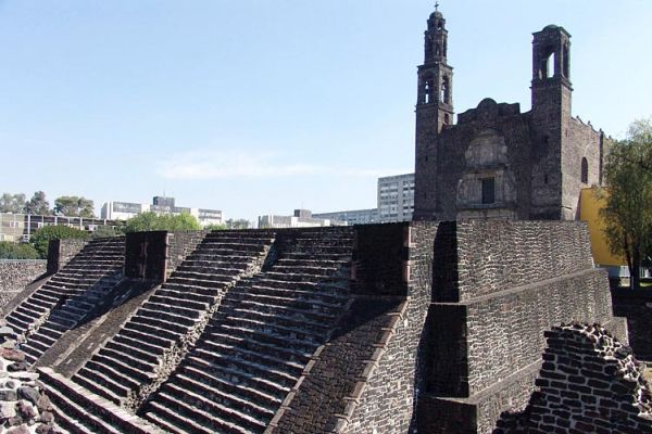 Археологи обнаружили в центре Мехико ацтекскую пирамиду