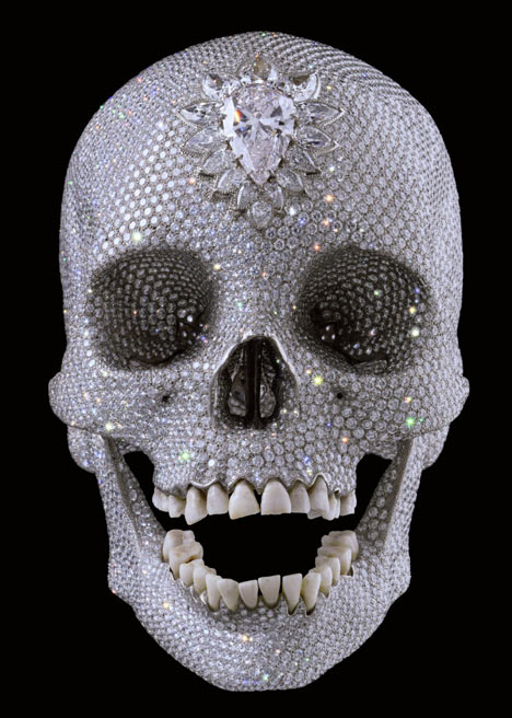 Платиновый слепок черепа из восемнадцатого века украшенный бриллиантами