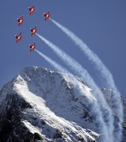 пилотажная группа patrouille suisse на авиашоу в альпах во время чемпионата по лыжным видам спорта в швейцарии
