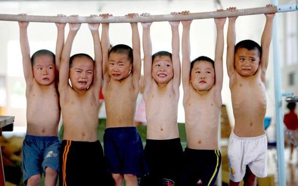Юные китайские спортсмены должны были так провисеть 5 минут, Шанхай,