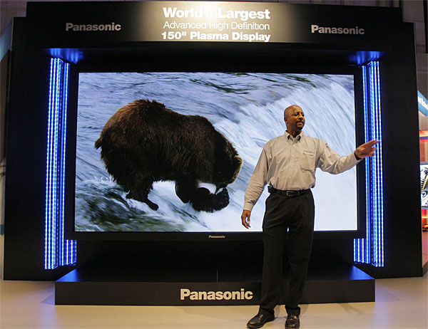 плазменная панель panasonica life screen на выставке потребительской электроники CES в Лас-Вегасе